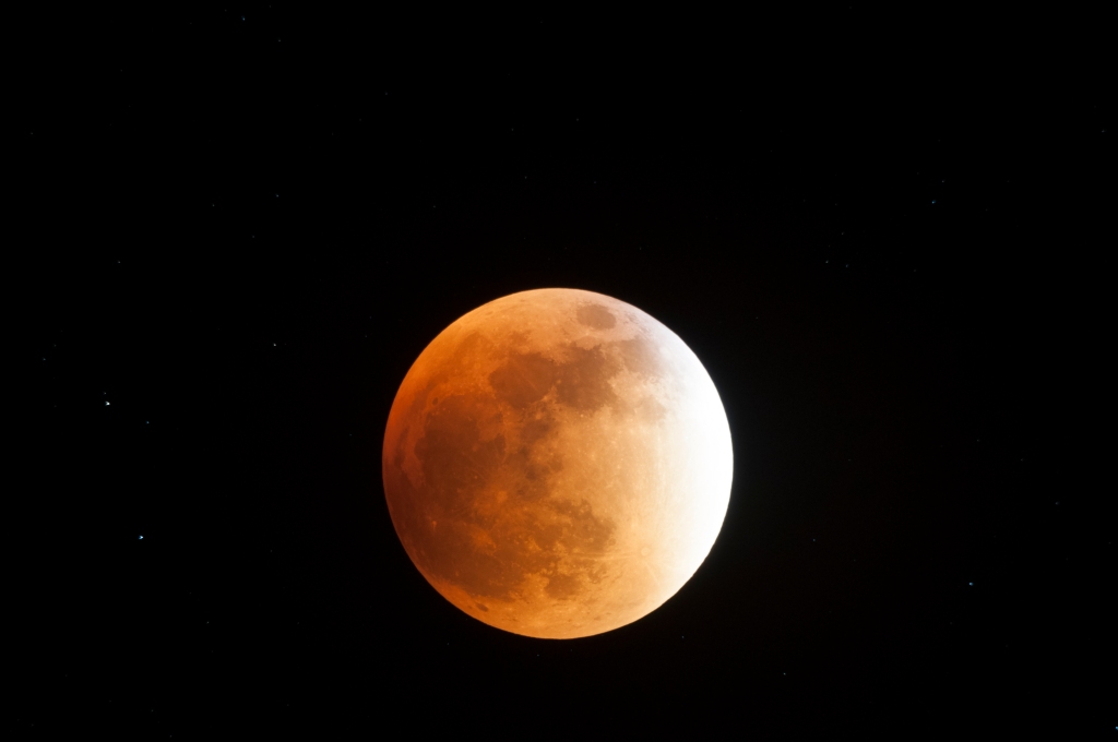 Eclipse totale de Lune du 28/09/2015. Foyer du télescope T150/750, 640 ISO, pose de 6 secondes.